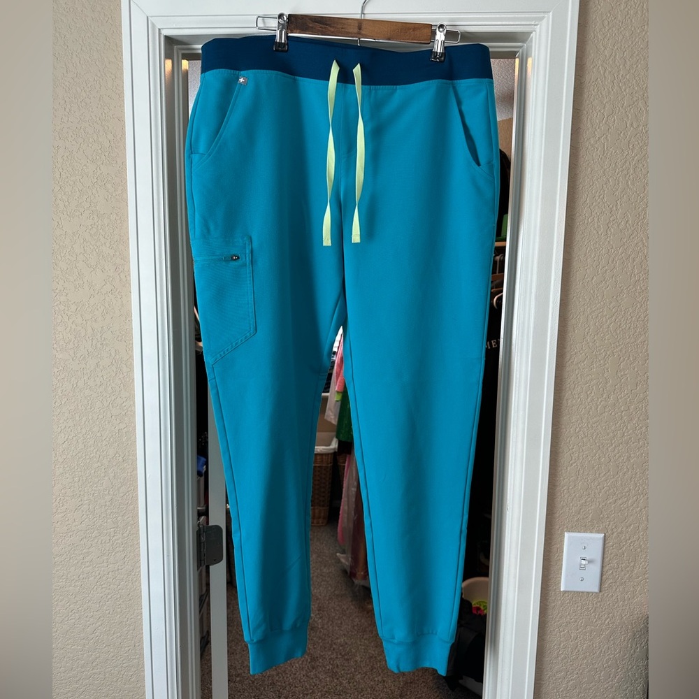 Woman’s  XL/T FIGS technical collection pants high waisted Zamora cut